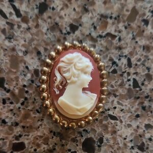 Vintage Elegant Gold Cameo Brooch